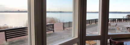 ヘルシンキ、湖のほとりのカフェ